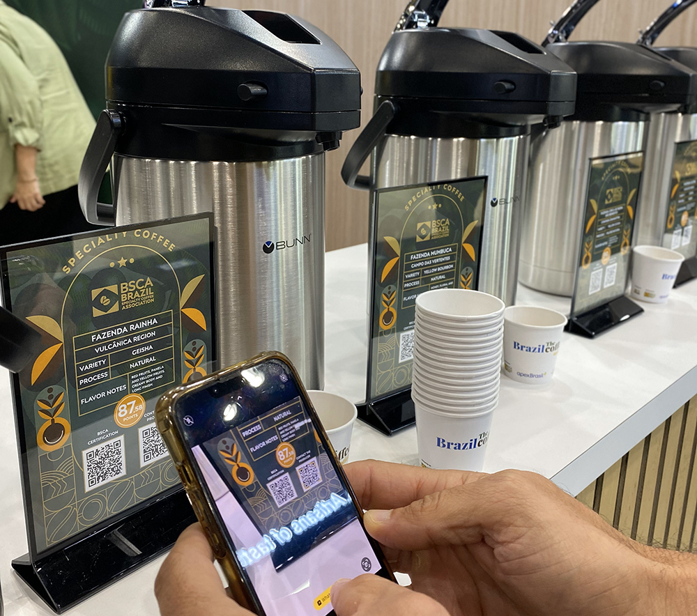 Rastreabilidade: público presente pôde escanear QR Code e conferir a origem produtora dos cafés que provaram.